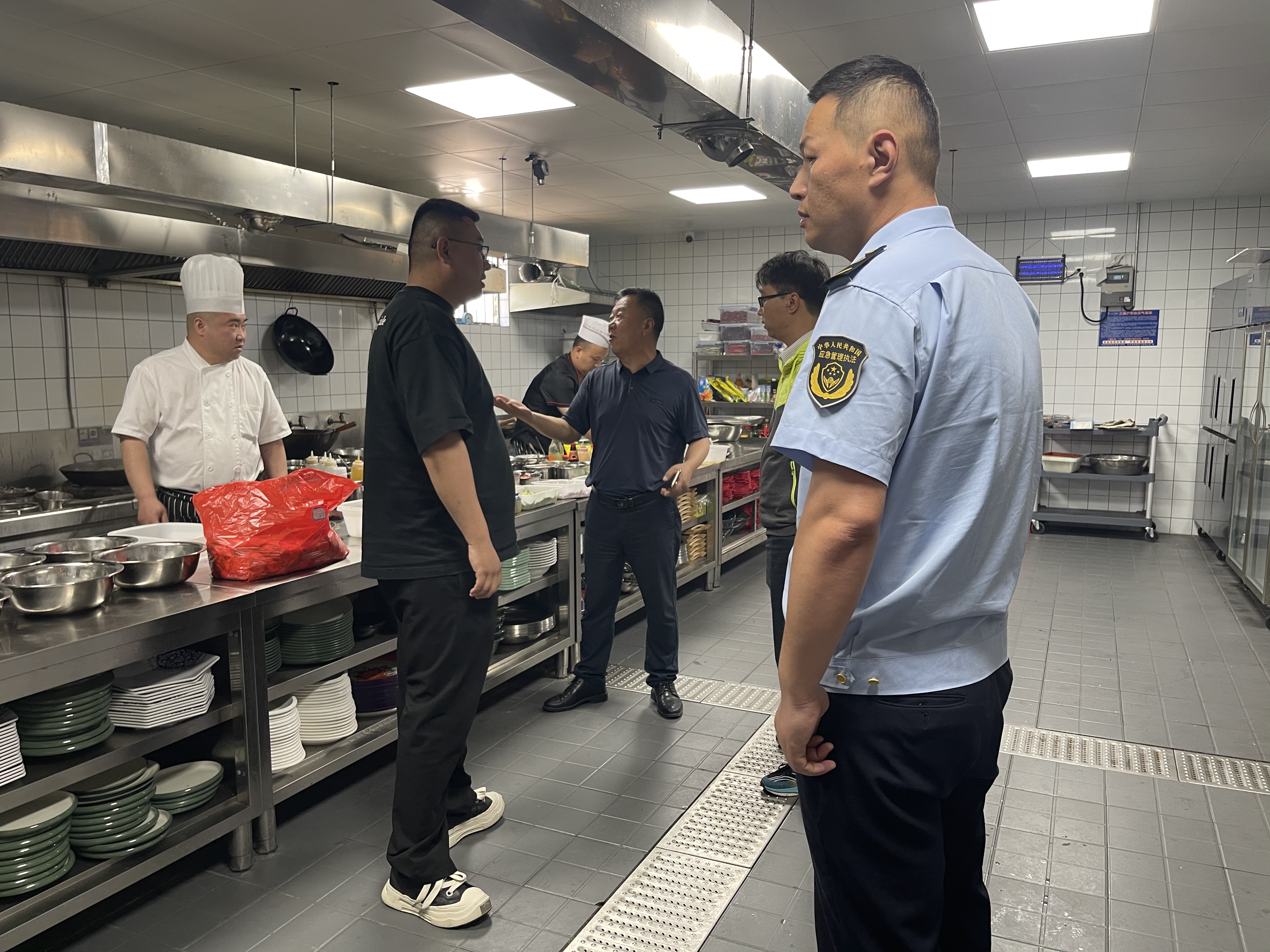 經發局、街道、社區聯合檢查久和餐飲燃氣安全1.jpg