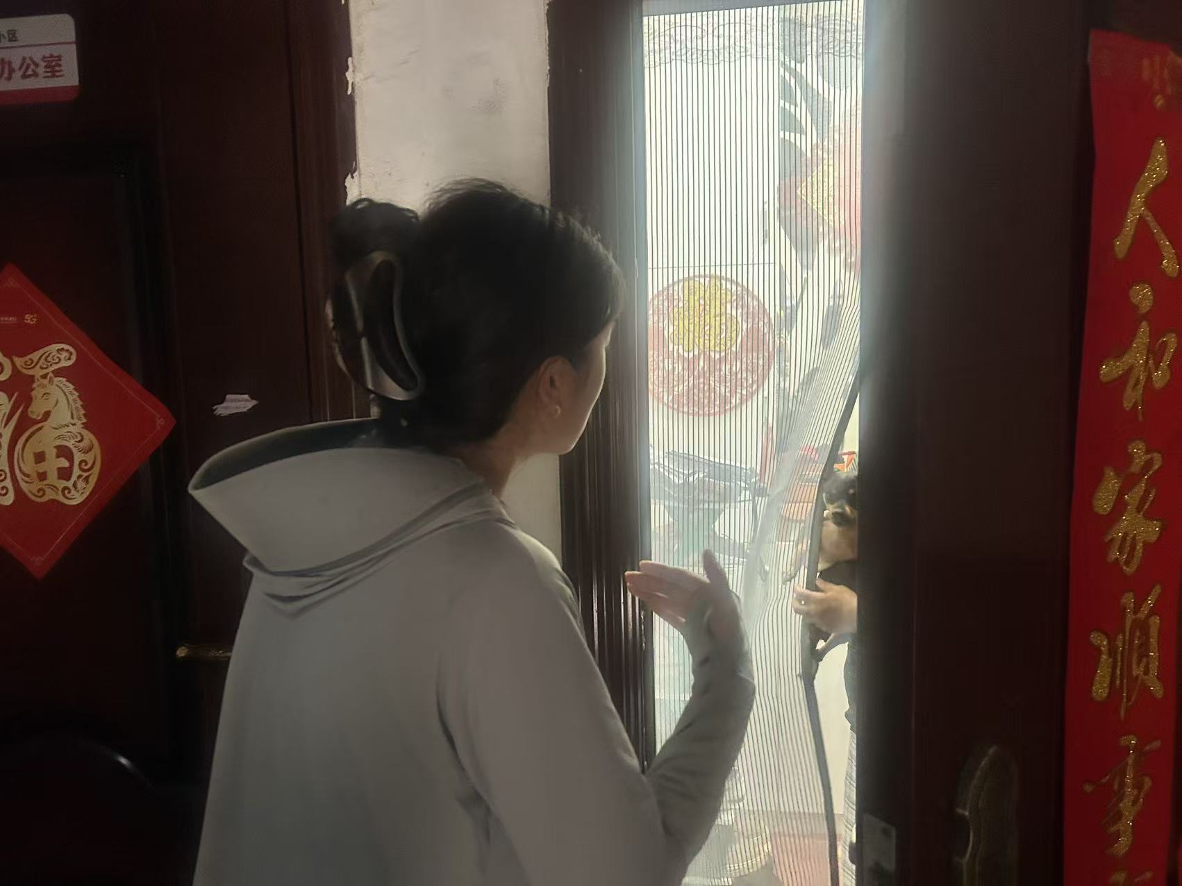 范莊社區(qū)到格林春天小區(qū)通知相關(guān)業(yè)主做好暴雨前防范.jpg